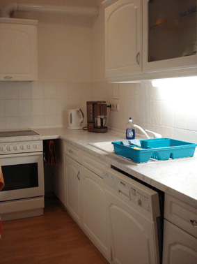 Die Küche – offen zum Wohnzimmer hin und doch für sich: modern ausgestattet und äußerst praktisch. Da erwacht der Meisterkoch in Ihnen...
