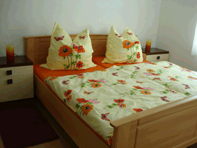 Das Schlafzimmer – das große Bett mit Daunendecken lädt zum Verweilen ein ... Sweet Dreams garantiert! Auch hier: Stauraum satt ...