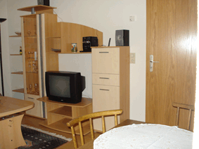 Wohnzimmer – TV-Wand mit Sat-Anschluss + Essecke mit Platz für 4 Personen