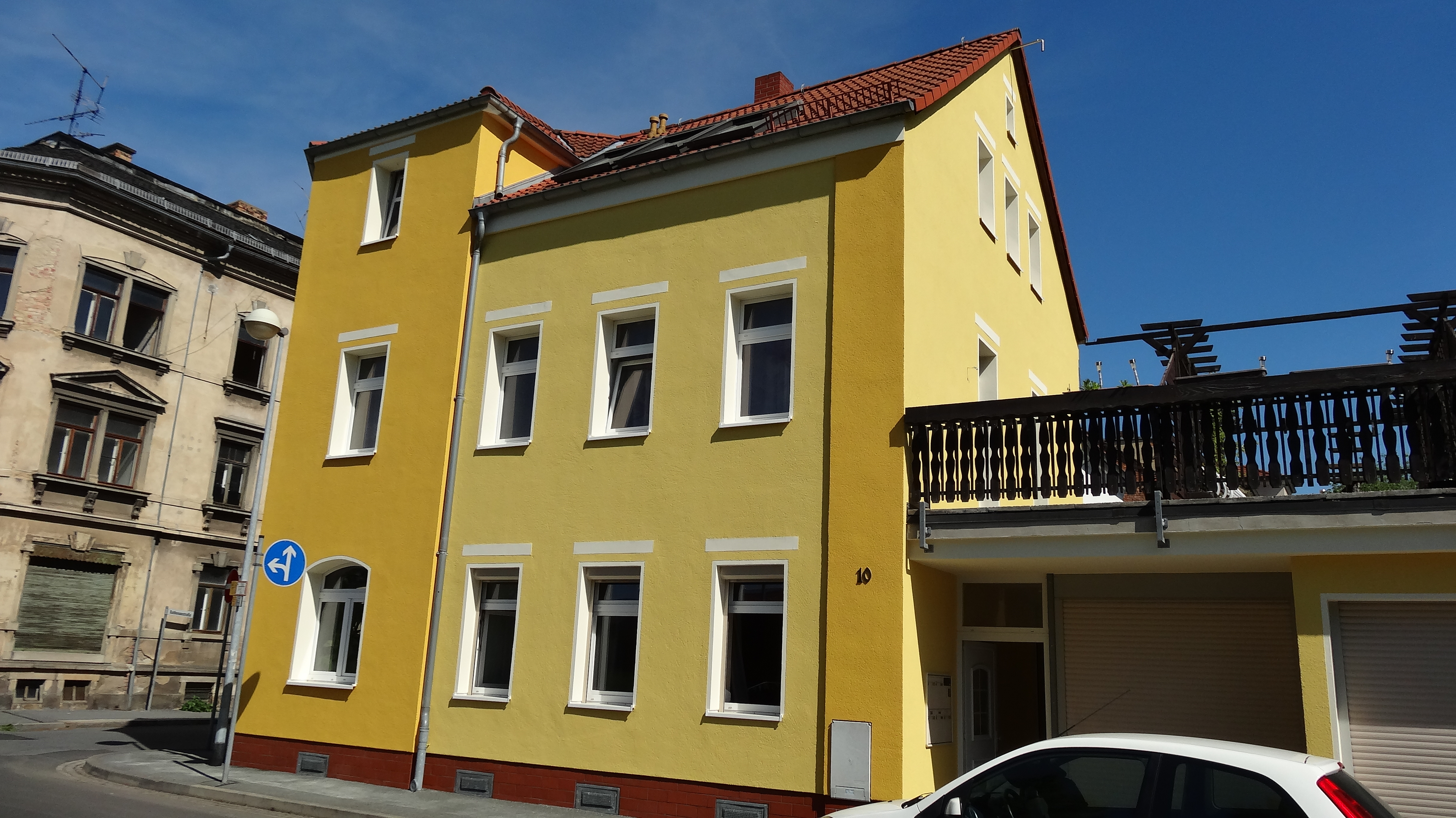 Hausansicht mit Terrasse